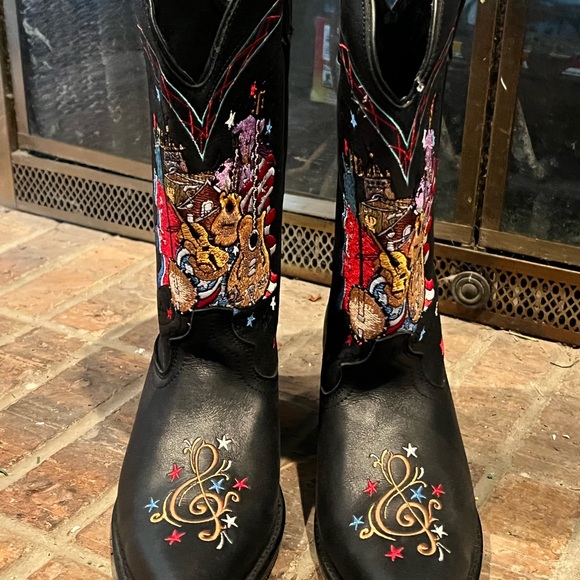 Embroidered boots - Picture 1 of 3